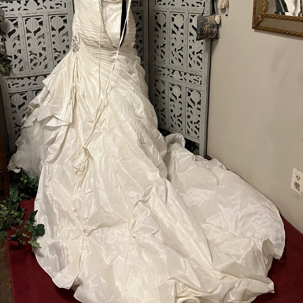 👰‍♀️HOST PICK👰‍♀️ WHITE SILKY SMOOTH WITH LACE & TRAIN WEDDING DRESS GOWN - Picture 6 of 16